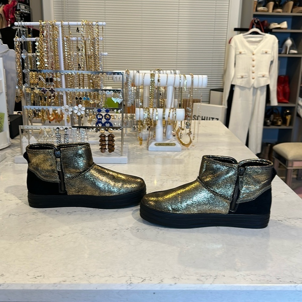 Skechers Street gold and black heeled ankle boots size 7